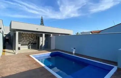 Casa na praia com 3 quartos, piscina e churrasqueira em itanhaém.
