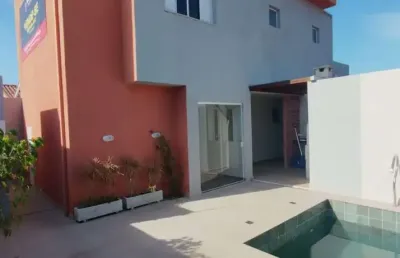 Casa em condomínio com 2 quartos, piscina e churrasqueira em itanhaém.