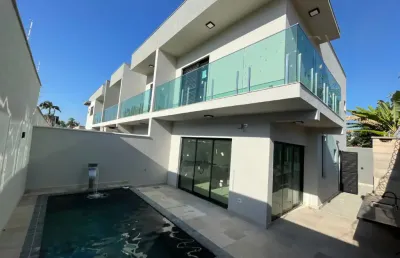 Casa na praia com 2 quartos, piscina e churrasqueira em itanhaém.