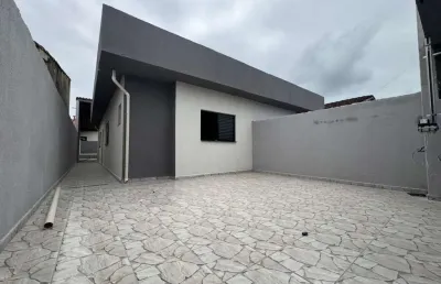 Casa com 2 quartos, piscina e churrasqueira em itanhaém.