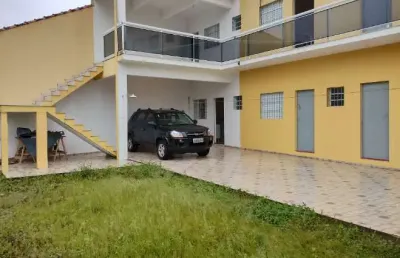 Casa com 6 kitnets ecárea gourmet com churrasqueira em itanhaém.