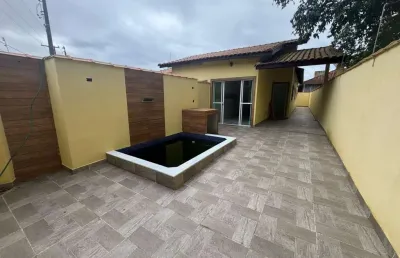 Casa com 2 quartos, piscina e área gourmet em itanhaém.