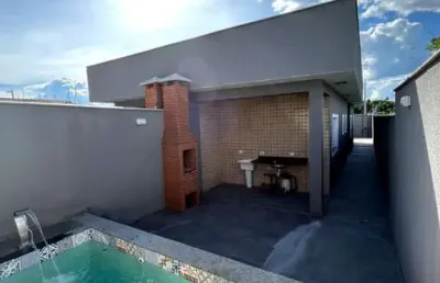 Casa com 2 quartos, piscina e churrasqueira em itanhaém.