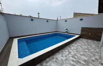 Casa com 2 quartos, piscina e área gourmet com churrasqueira em itanhaém.