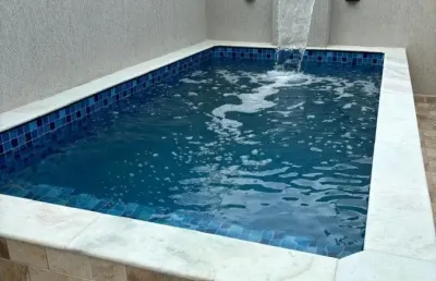 Casa com 2 quartos, piscina e churrasqueira em itanhaém.