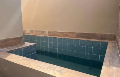 Casa em condomínio com piscina, 2 quartos e área gourmet em itanhaém.