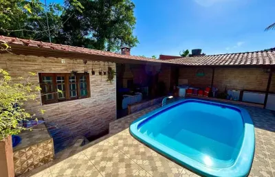 Casa com piscina, 3 quartos e área gourmet em itanhaém.