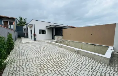 Casa com piscina, 2 quartos e churrasqueira em itanhaém.