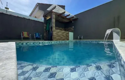 Casa na praia com 2 quartos, piscina e área gourmet em peruíbe.