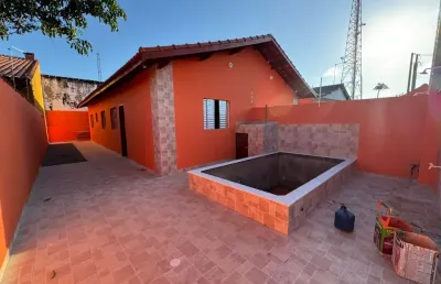 Casa na praia com piscina, 2 quartos e churrasqueira em itanhaém.