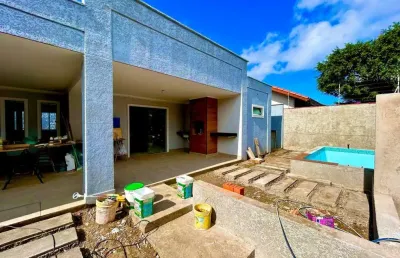 Casa com 3 quartos, piscina e área gourmet em peruíbe.