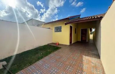 Casa com 2 quartos e espaço para piscina em peruíbe.