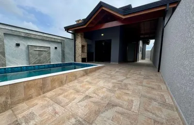 Casa na praia com piscina, 2 quartos e área gourmet em peruíbe.