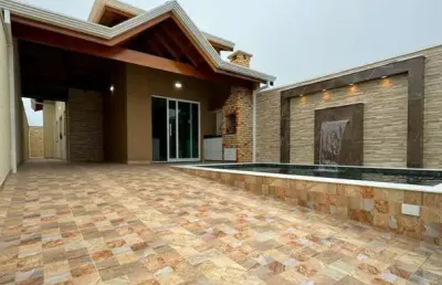 Casa com 2 quartos, piscina e área gourmet em peruíbe.
