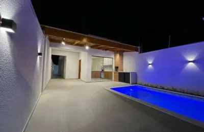 Casa com piscina, 2 quartos e área gourmet em peruíbe.