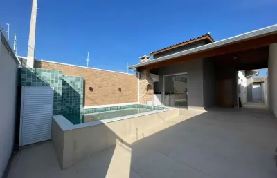 Casa na praia com piscina, 2 quartos e churrasqueira em peruíbe.