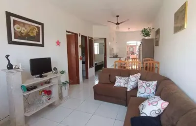 Casa em condomínio com 2 quartos e área gourmet em itanhaém.