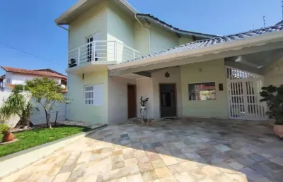 Casa na praia com 3 quartos, área gourmet e espaço para piscina em peruíbe.