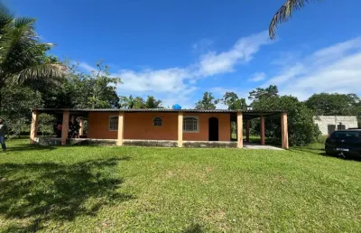 Chácara com 4 quartos, árvores frutíferas e espaço para piscina em peruíbe.