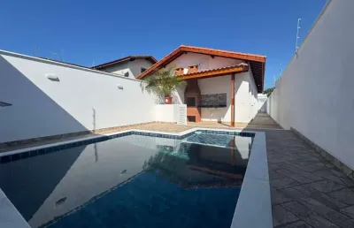 Casa na praia com piscina, 2 quartos e churrasqueira em itanhaém.