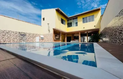 Casa na praia com 5 quartos, piscina e área gourmet em itanhaém.