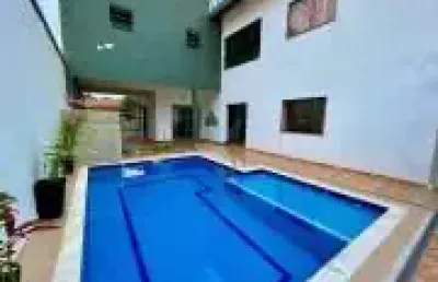 Casa na praia com 4 quartos, piscina e área gourmet em peruíbe.