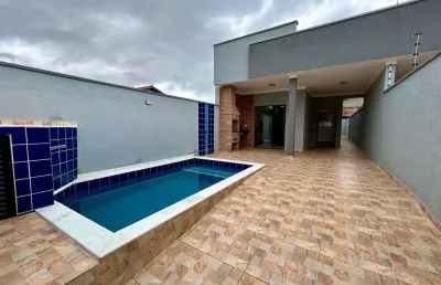 Casa na praia com piscina, 2 quartos e área gourmet em peruíbe.
