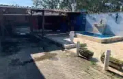 Casa na praia com 2 quartos, piscina e churrasqueira em itanhaém.