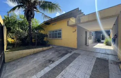 Casa com 2 quartos, área gourmet e edícula em peruíbe.