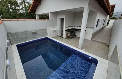 Casa na praia com 3 quartos, piscina e área gourmet em itanhaém.
