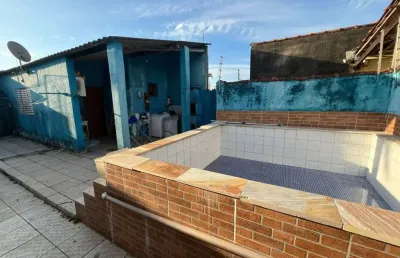 Casa à 160m do mar com 3 quartos, piscina e jardim em itanhaém.