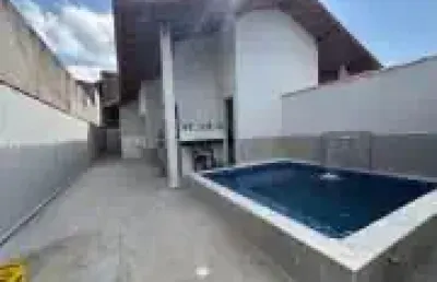 Casa com piscina, 2 quartos e área gourmet em itanhaém.