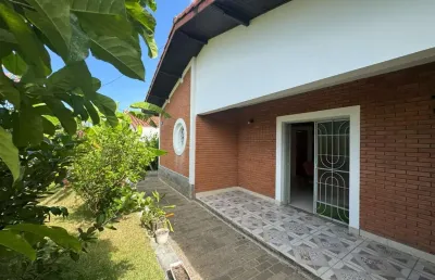 Casa na praia com área gourmet e edícula em peruíbe.