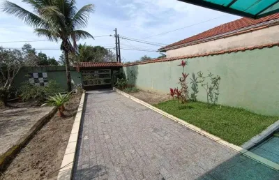 Casa com 4 quartos, espaço para piscina e jardim em itanhaém.