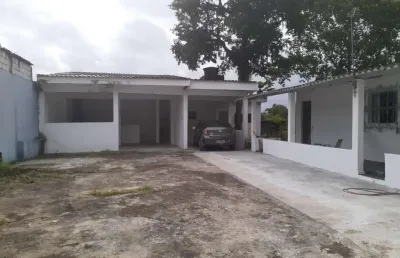 Casa com 3 quartos e espaço para piscina em itanhaém.