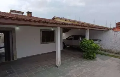 Casa com 2 quartos e espaço para piscina em itanhaém.