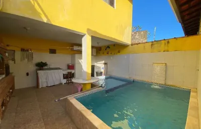 Casa com piscina, 2 quartos e área gourmet em itanhaém.