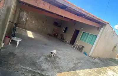 Casa com 2 quartos, edícula e espaço para piscina em peruíbe.