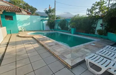 Casa com 4 quartos, piscina e área gourmet em peruíbe.