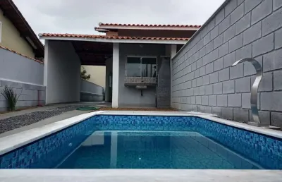 Casa na praia com 2 quartos, piscina e churrasqueira em itanhaém.