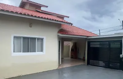 Casa com 2 quartos, churrasqueira e espaço para piscina em itanhaém.