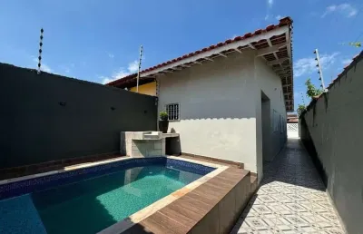 Casa na praia com piscina, 2 quartos e churrasqueira em mongaguá.