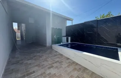 Casa na praia com piscina e área gourmet em peruíbe.