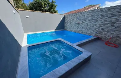 Casa com piscina, 2 quartos e área gourmet em peruíbe.