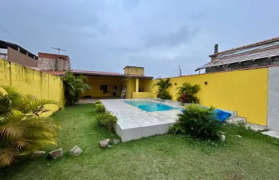 Casa com piscina, 2 quartos, churrasqueira e jardim em itanhaém.