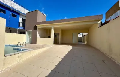 Casa com piscina, 3 quartos e churrasqueira em peruíbe.