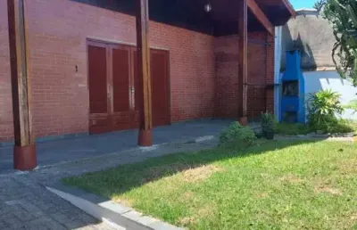 Casa com 2 quartos, churrasqueira e espaço para piscina em peruíbe.