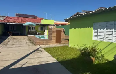 Casa com piscina, 2 quartos e churrasqueira em itanhaém.