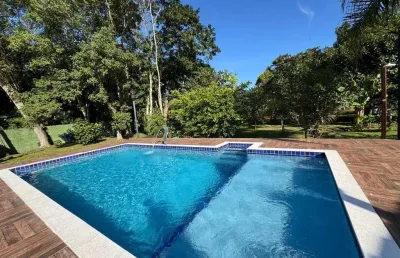 Chácara com piscina, 2 quartos e área gourmet em peruíbe.
