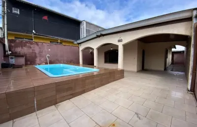 Casa com 2 quartos, piscina e churrasqueira em peruíbe.